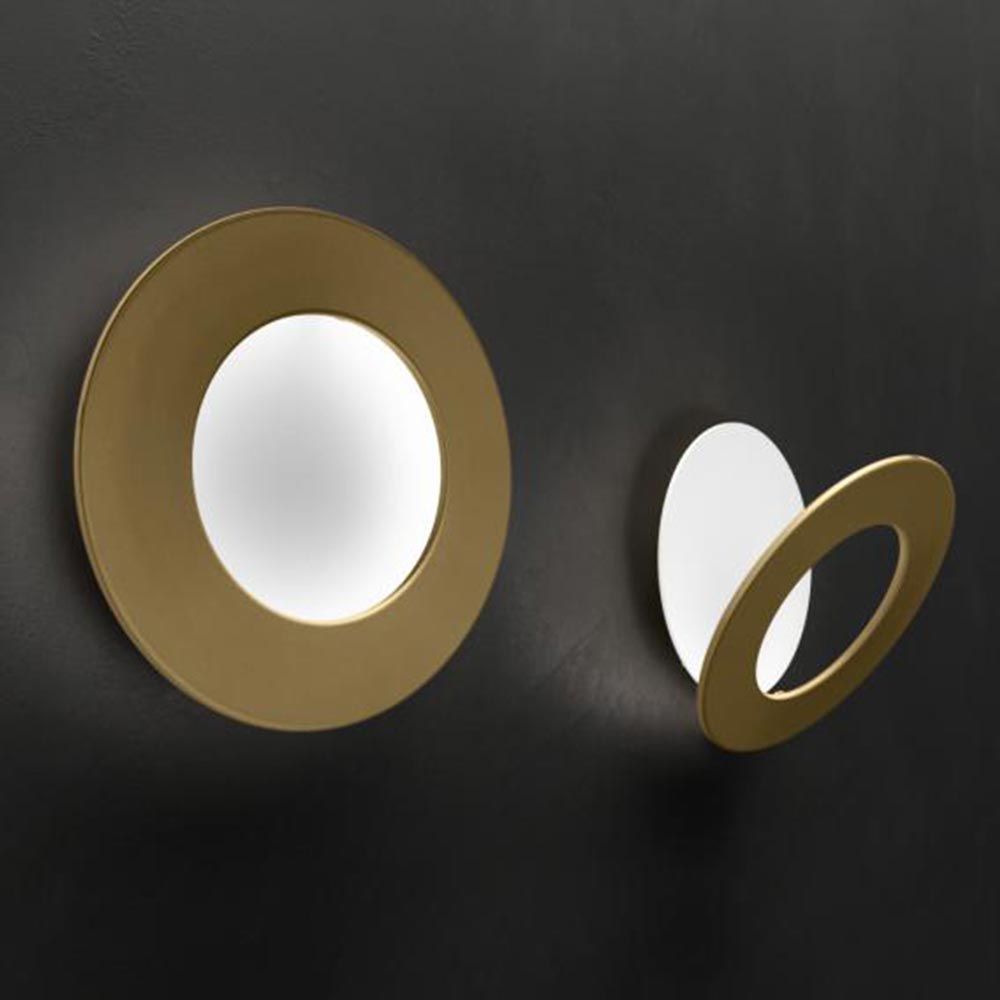 Icone LED Wandleuchte Vera Ø 31cm in Messing und Weiß, modern und dimmbar für stilvolle Lichtakzente.