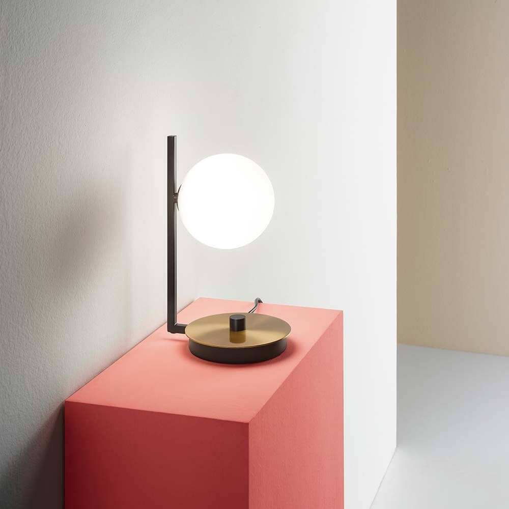 Birds Kugel Tischleuchte auf einem rosa Tisch, modern und elegant beleuchtet, ideal für jedes Zuhause.