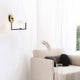 Moderne Birds Wandleuchte an einer hellen Wand, dekorierend ein gemütliches Wohnzimmer.