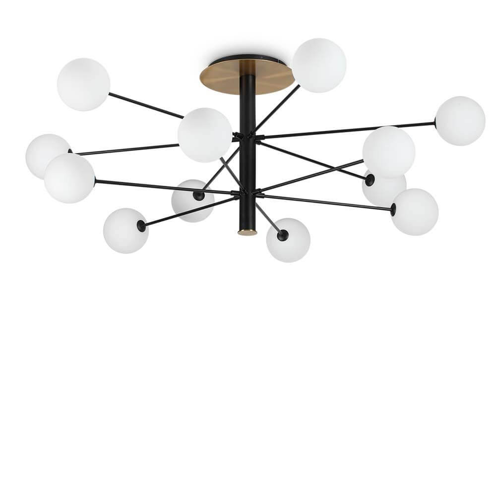 Moderne Cosmopolitan Deckenleuchte mit mehreren opalen Kugeln und elegantem Design.