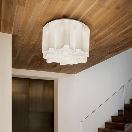 Deckenleuchte Compo Pl10 Weiß an der Decke in modernem Innenraum mit Holzdecke.