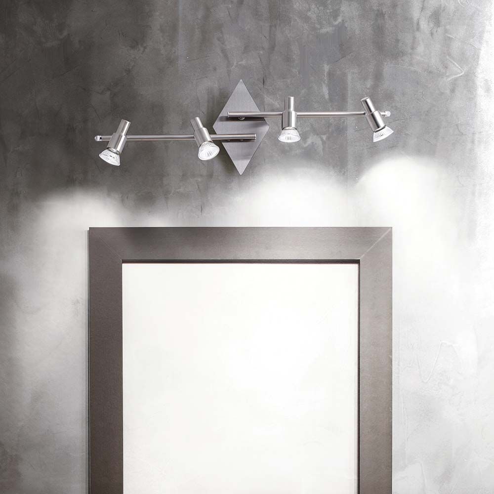 Deckenleuchte Slem Pl4 Nickel in modernem Design über einem Spiegel platziert.