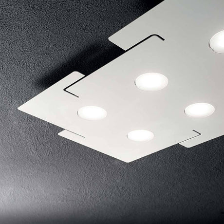 Deckenleuchte Totem 6-flg. Weiß mit modernen LED-Lichtern an einer Decke montiert.