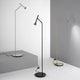 Verschiedene Modelle der Diesis LED Stehleuchte mit Trittschalter in Silber, Schwarz und Gold.