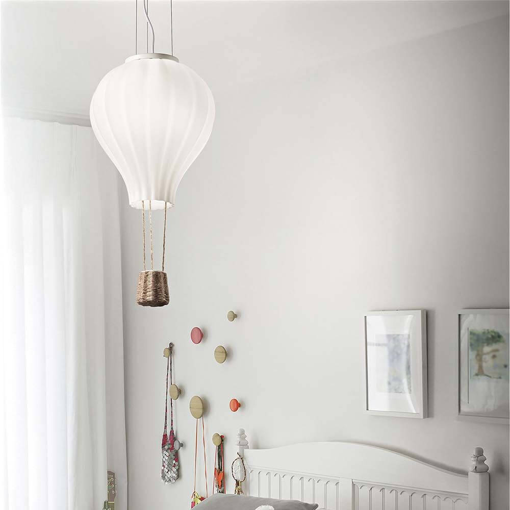 Dream Big Ballon Pendelleuchte in einem hellen Kinderzimmer, schwebend über einem Bett.