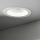 Einbaustrahler Basic Accent 30W 3000K (Pro) an einer Decke montiert, ideal für angenehmes Licht.