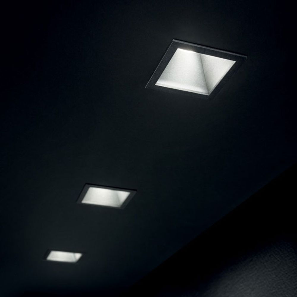 LED-Einbaustrahler Game Square in weiß und schwarz, elegant quadratisch für Gipskartondecken.