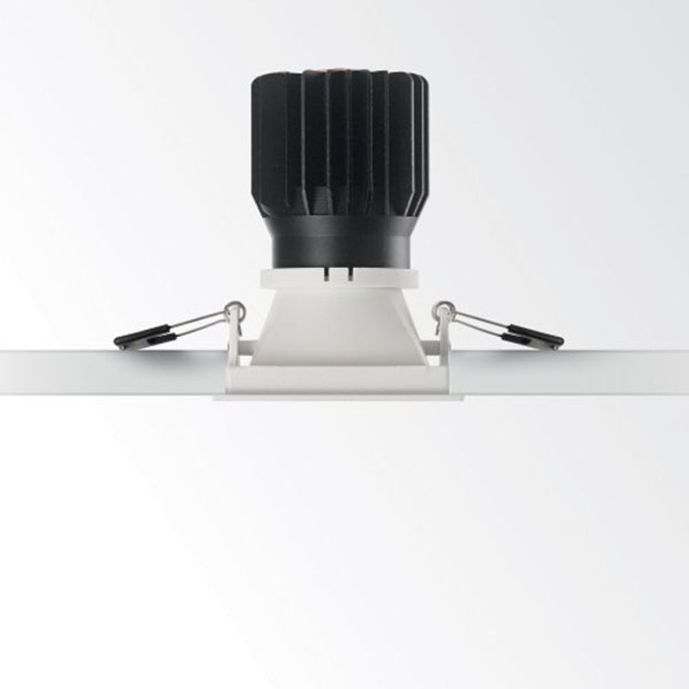 Einbaustrahler Game Square in Schwarz mit weißer Halterung für Gipskartondeckeninstallation.