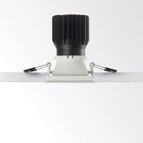 Einbaustrahler Game Square in Schwarz mit weißer Halterung für Gipskartondeckeninstallation.