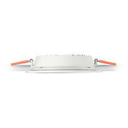 Spot encastré Groove 10W rond 3000K vu en perspective, avec des supports orange.