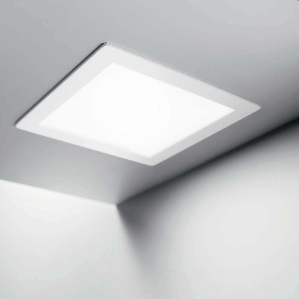 Einbaustrahler Groove 30W Square 3000K an Decke montiert, minimalistisches Design und warmes Licht.