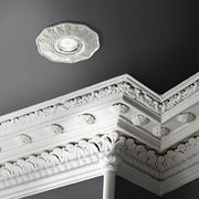 Innfelt downlight Polka hvit i et stilfullt tak med fin stukkornamentering.