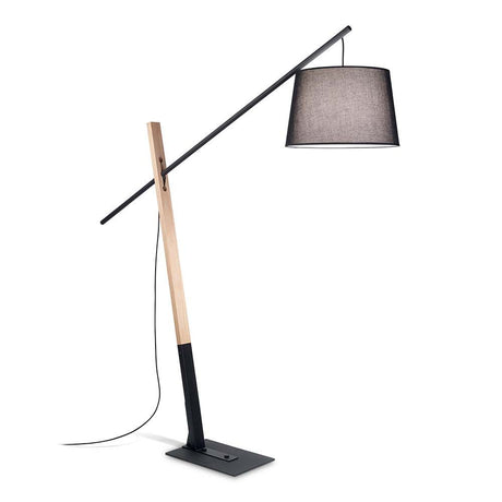 Eminent trægulvlampe med moderne design og sort lampeskærm af træ og metal.
