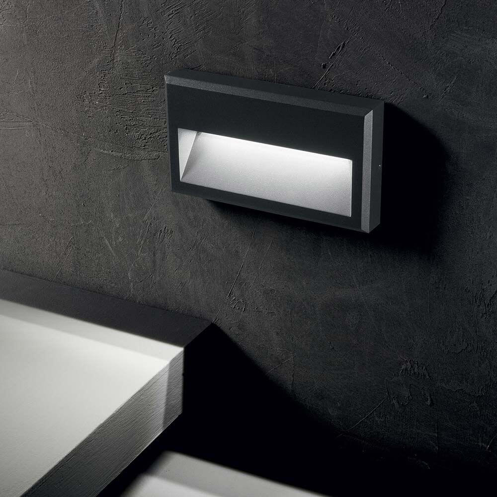 Febe LED Außen-Wandleuchte IP65 an einer Wand, stilvolles Design und modernes Licht.