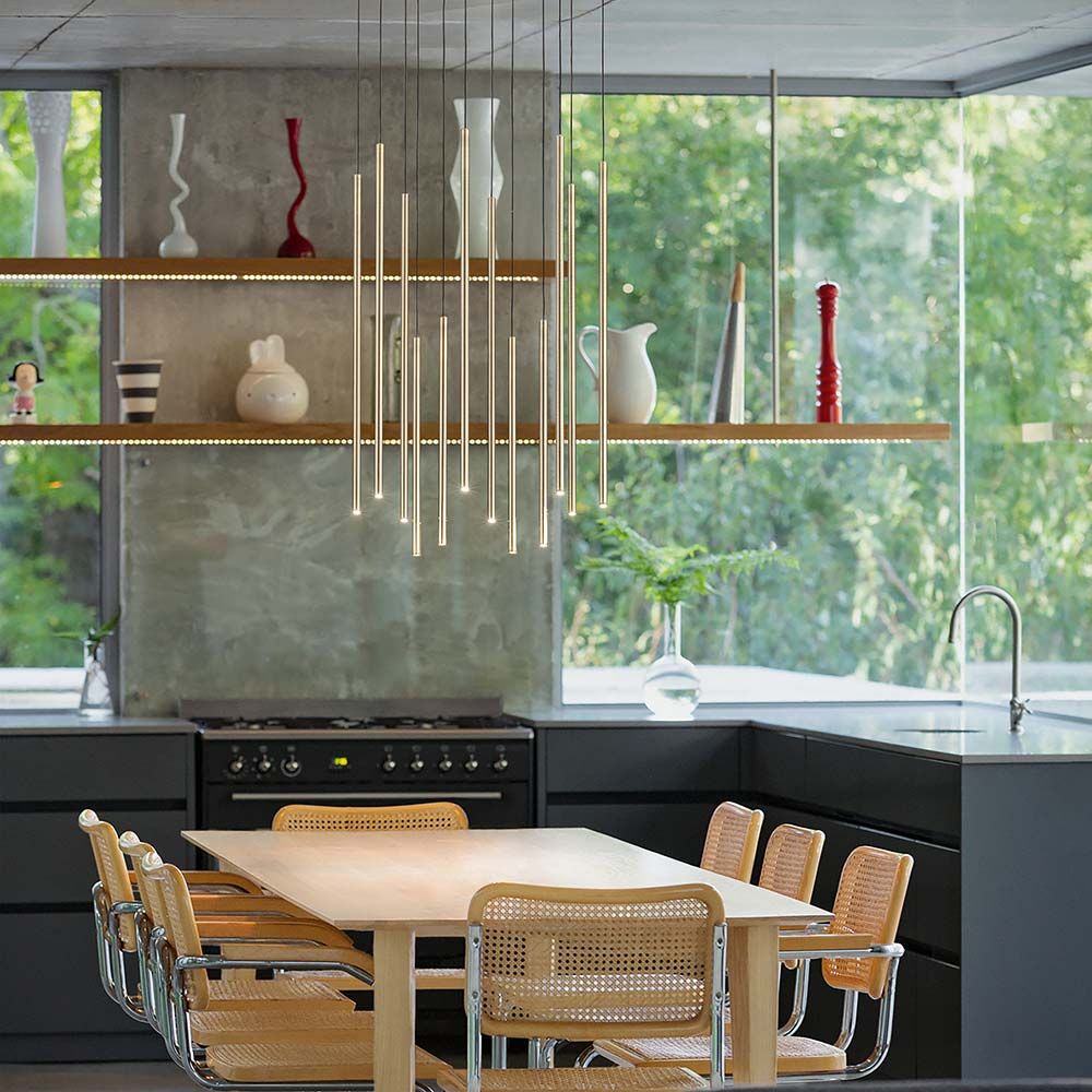 Moderne Filo LED Pendelleuchte in stilvollem Kücheninterieur mit Holzregalen und stilvollen Accessoires.