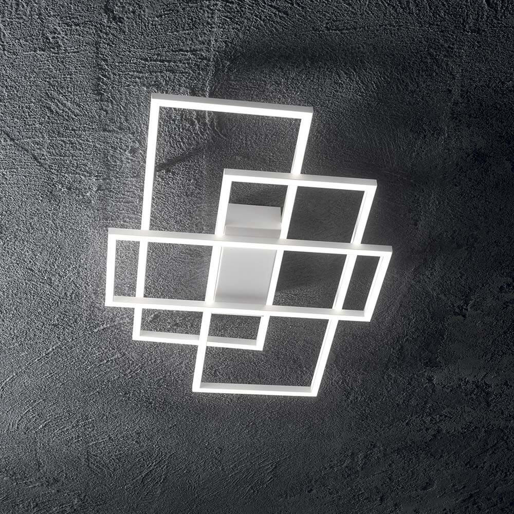 Frame LED Deckenlampe an einer modernen Decke mit geometrischem Design.
