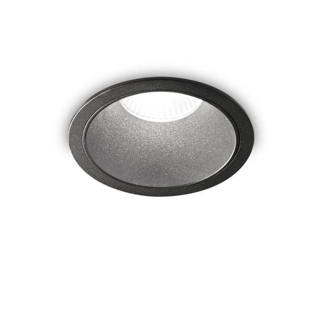Spot encastré Game LED au design moderne et rond, avec cadre noir et lumière réglable.