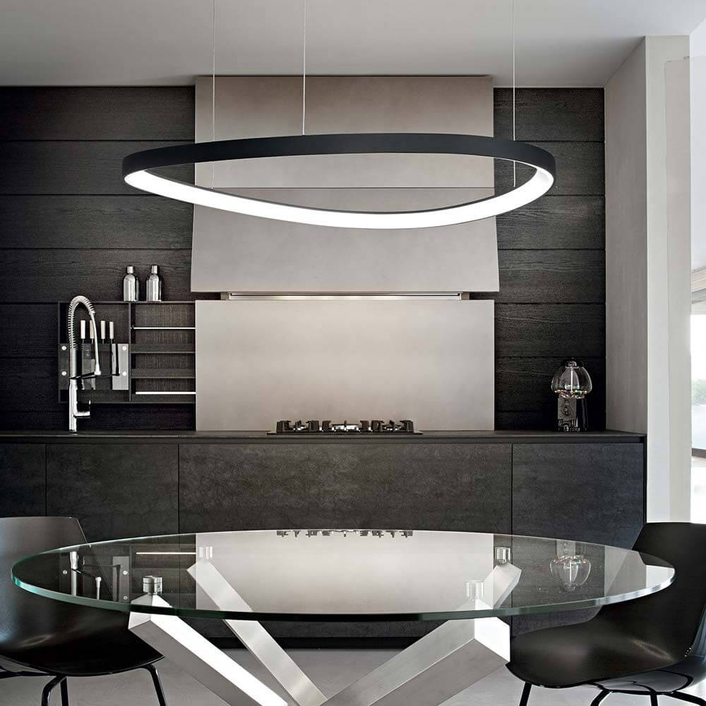 Gemini LED Ring Pendelleuchte im modernen Küchenambiente über einem Glastisch.
