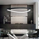 Gemini LED Ring Pendelleuchte in modernem Essbereich mit schwarzem und silbernem Design.