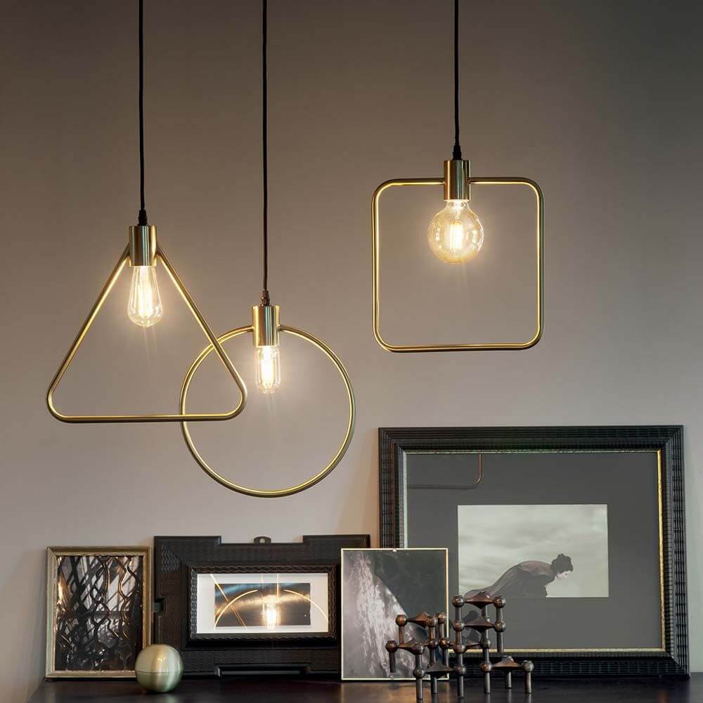 Hängelampe Abc Rund Messing in modernem Design mit geometrischen Formen und warmem Licht.