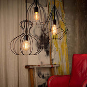 Lampadario Ampolla-1 Sp1 Nero in un moderno soggiorno con sedia rossa