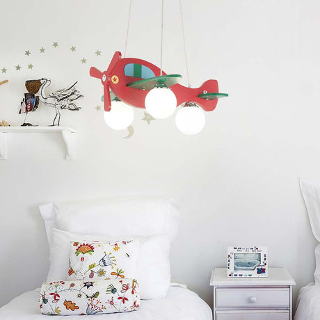 Hängeleuchte Avion-2 Sp3 in Form eines roten Flugzeugs mit drei Glühbirnen im Kinderzimmer.