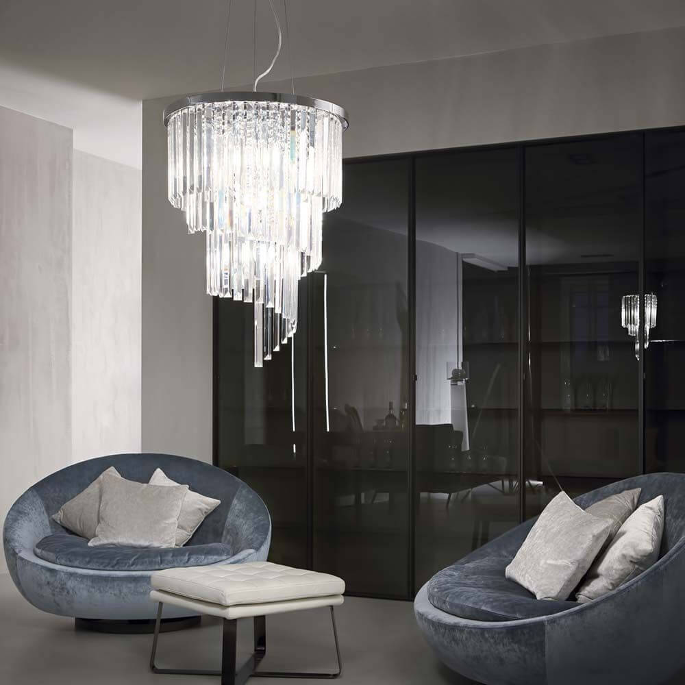 Taklampe Carlton Sp12 i et moderne oppholdsrom med elegante lenestoler og stilfull belysning.