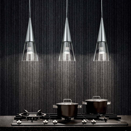 Hängeleuchte Cono Sp3 Chrom in modernen Küchen mit eleganten Kochtöpfen und stilvollem Hintergrund.