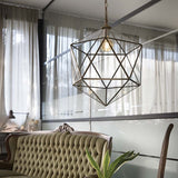 Hängeleuchte Deca Sp1 Gross im modernen Raum, elegantes Design mit geometrischem Schirm und warmem Licht.