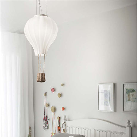 Pendant light Dream Gross Sp1 in the shape of a hot-air balloon in the children's room, soft lighting and modern design.