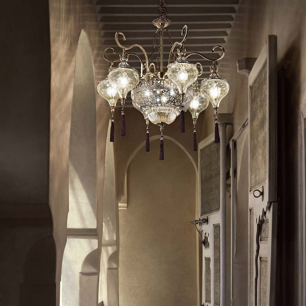 Hängeleuchte Harem Sp9 im eleganten Interieur mit filigranen Details und warmem Licht.
