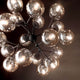 Hängeleuchte Kepler mit 18 Glaskugeln, moderne Lampe mit schwarzem Gestell und bunten Glaskugeln.
