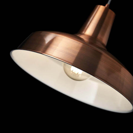 Hängeleuchte Moby Sp1 Kupfer in edlem Design mit glänzendem Kupferfinish und weißem Lampenschirm.