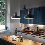 Hängeleuchte Moby Sp1 schwarz, zwei Pendelleuchten mit Metallschirm über Küchentisch, moderne Industriedesign