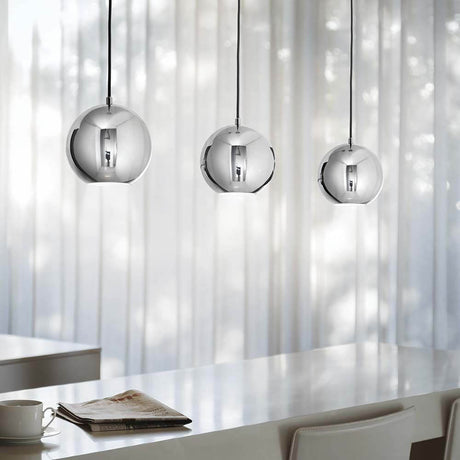 Hängeleuchte Mr Jack Sp1 Gross Chrom in stylischem, modernem Design über einem Tisch.