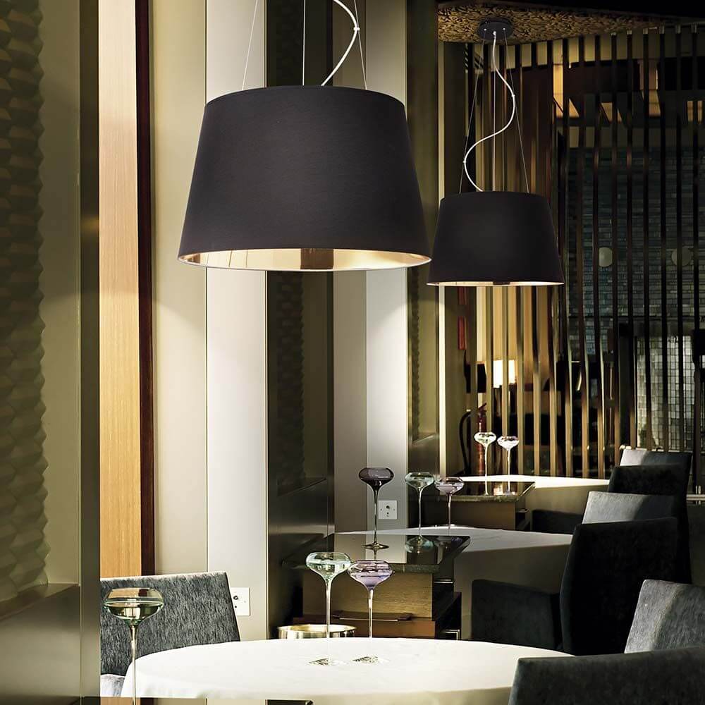 Hängeleuchte Nordik Sp6 in elegantem Restaurant-Design mit stilvollen Schwarz-Weiß-Kontrasten.
