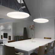 Hängeleuchte Smarties Weiß Sp5 D60 über einem modernen Esszimmer mit weißen Möbeln und Dekoration.