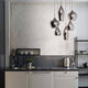 Takpendel Soft Sp6 røykfarget i moderne kjøkkendesign med stilfulle lysaksenter.
