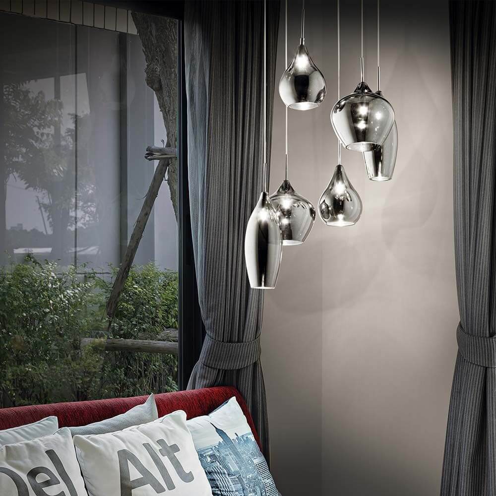 Takpendel Soft Sp6 røykfarget i stuen med elegant dekor og stilfulle gardiner.
