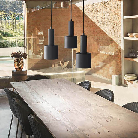 Holly Pendelleuchte 3-flammig im modernen Essbereich mit Holztisch und schwarzem Lichtdesign.