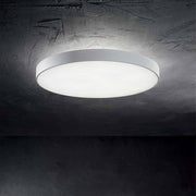LED Deckenleuchte Halo Ø 45cm 3000K Weiß im modernen Raum mit abgedunkeltem Hintergrund.
