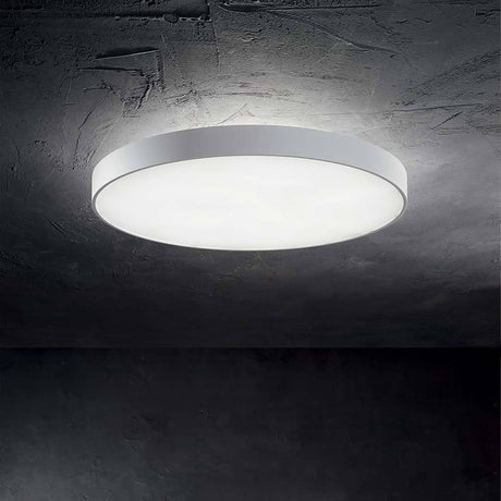 LED Deckenleuchte Halo Ø 45cm 3000K Weiß im modernen Raum mit abgedunkeltem Hintergrund.