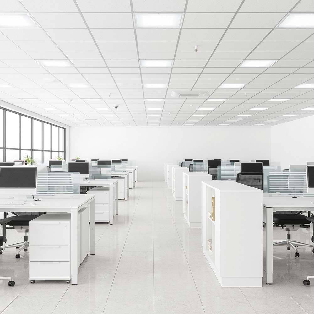 LED Einbau-Panel 60x60cm in modernem Büro mit Schreibtischen und Computern.