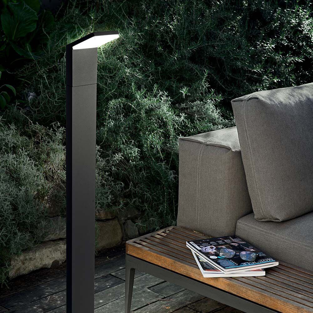 LED Außen-Stehleuchte Style IP54 Anthrazit neben einer gemütlichen Couch im Garten.