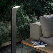 LED Außen-Stehleuchte Style IP54 Anthrazit neben einer gemütlichen Couch im Garten.