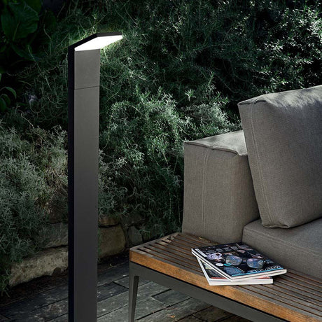 LED Außen-Stehleuchte Style IP54 Anthrazit neben einer gemütlichen Couch im Garten.