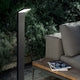 LED Außen-Stehleuchte Style IP54 Anthrazit neben einer gemütlichen Couch im Garten.