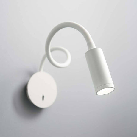 LED Væglampe Focus-2 Hvid monteret på væg, moderne design med fleksibelt armdesign.