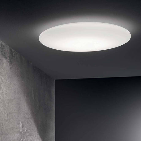 Plafonnier blanc Level LED monté sur un mur gris, éclairage de plafond moderne et élégant.
