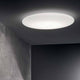 Level LED Deckenleuchte Weiß an einer grauen Wand montiert, moderne und elegante Deckenbeleuchtung.